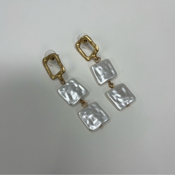 NWOT BRUSHED GOLD PEARL SQUARE DANGLE STATEMENT FASHION EARRINGS - Picture 15 of 16
